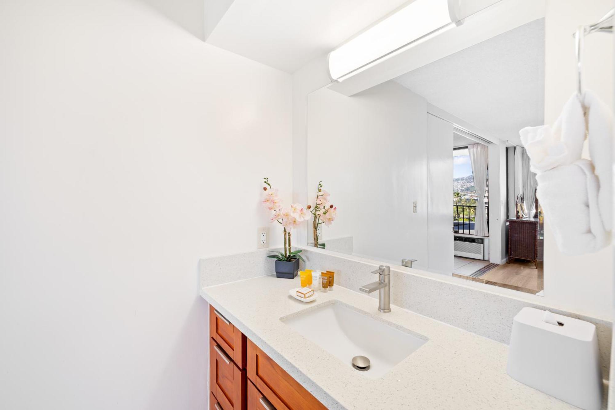 Cozy Waikiki Getaway, Stroll To Beach With Free Parking Honolulu Exteriör bild